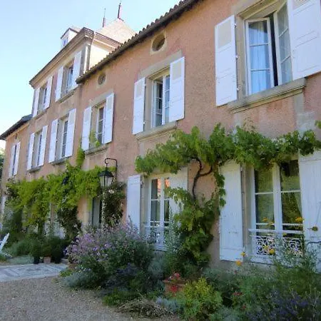 Les Cours Du Clain Bed & Breakfast *