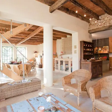 Les Cours Du Clain Bed & Breakfast *