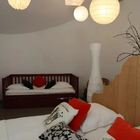 Les Cours Du Clain Bed & Breakfast *
