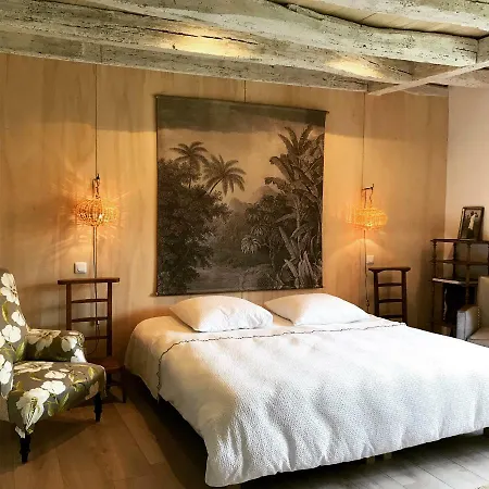 Les Cours Du Clain Bed & Breakfast *